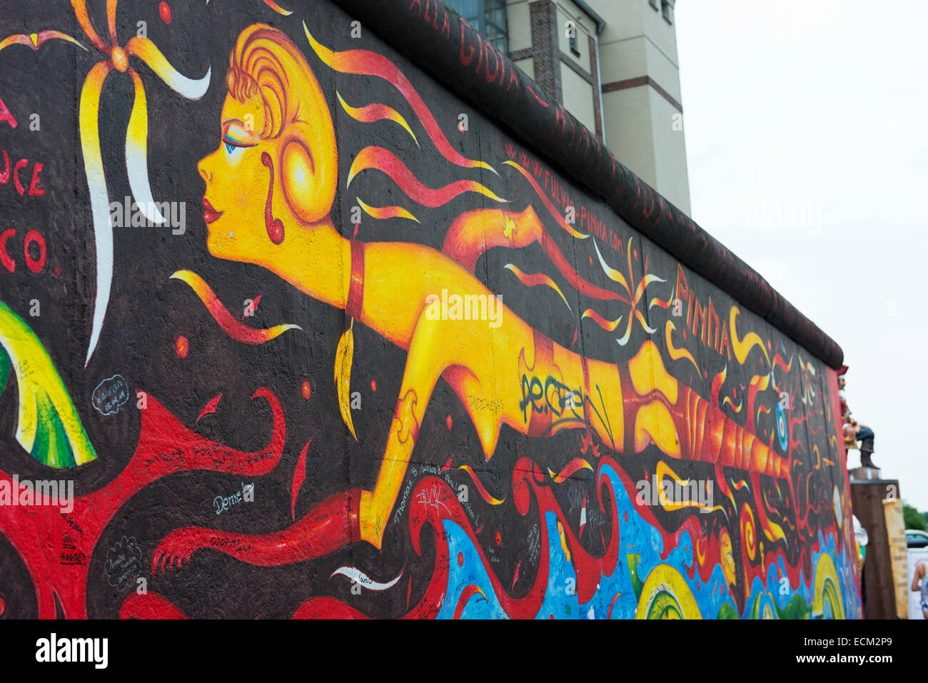 Illustrazione su una sezione del muro di Berlino a Berlino la East Side Gallery. Foto Stock