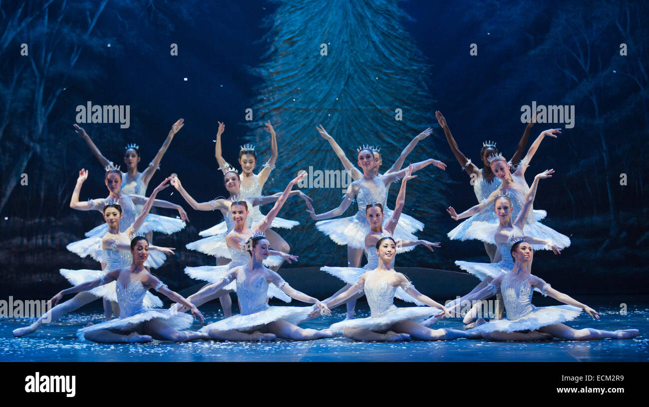 La danza dei fiocchi di neve eseguita da danzatori dalla English National  Ballet. Prove abito per il balletto "schiaccianoci" at The London Coliseum.  Insieme alla musica di Pyotr Ilyich Tchaikovsky, il tradizionale