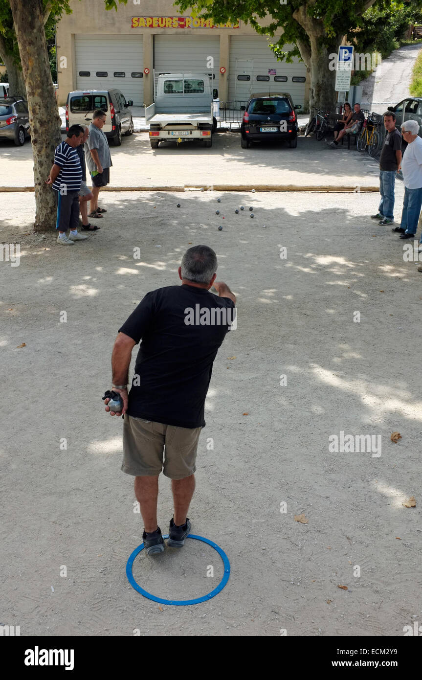 Gli uomini a giocare a bocce. Bedoin, Vaucluse Provence, Francia. Foto Stock