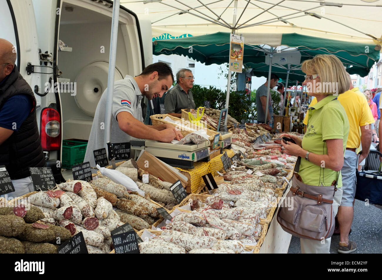 Acquisto di salsiccia al mercato di Vaison-la-Romaine, Vaucluse Provence, Francia. Foto Stock