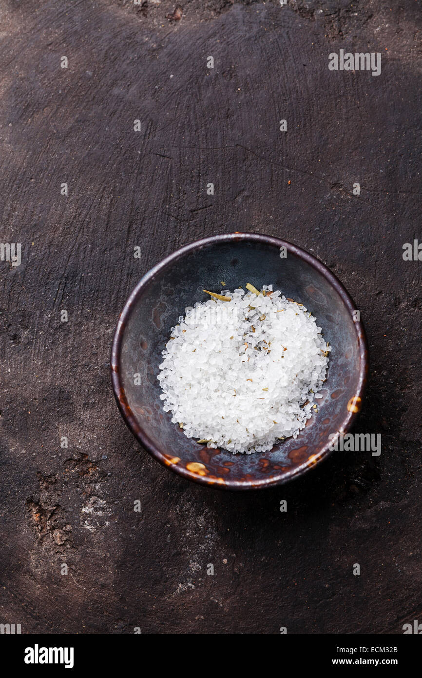 Cibo grossolana del limone sale provenzale su sfondo scuro Foto Stock