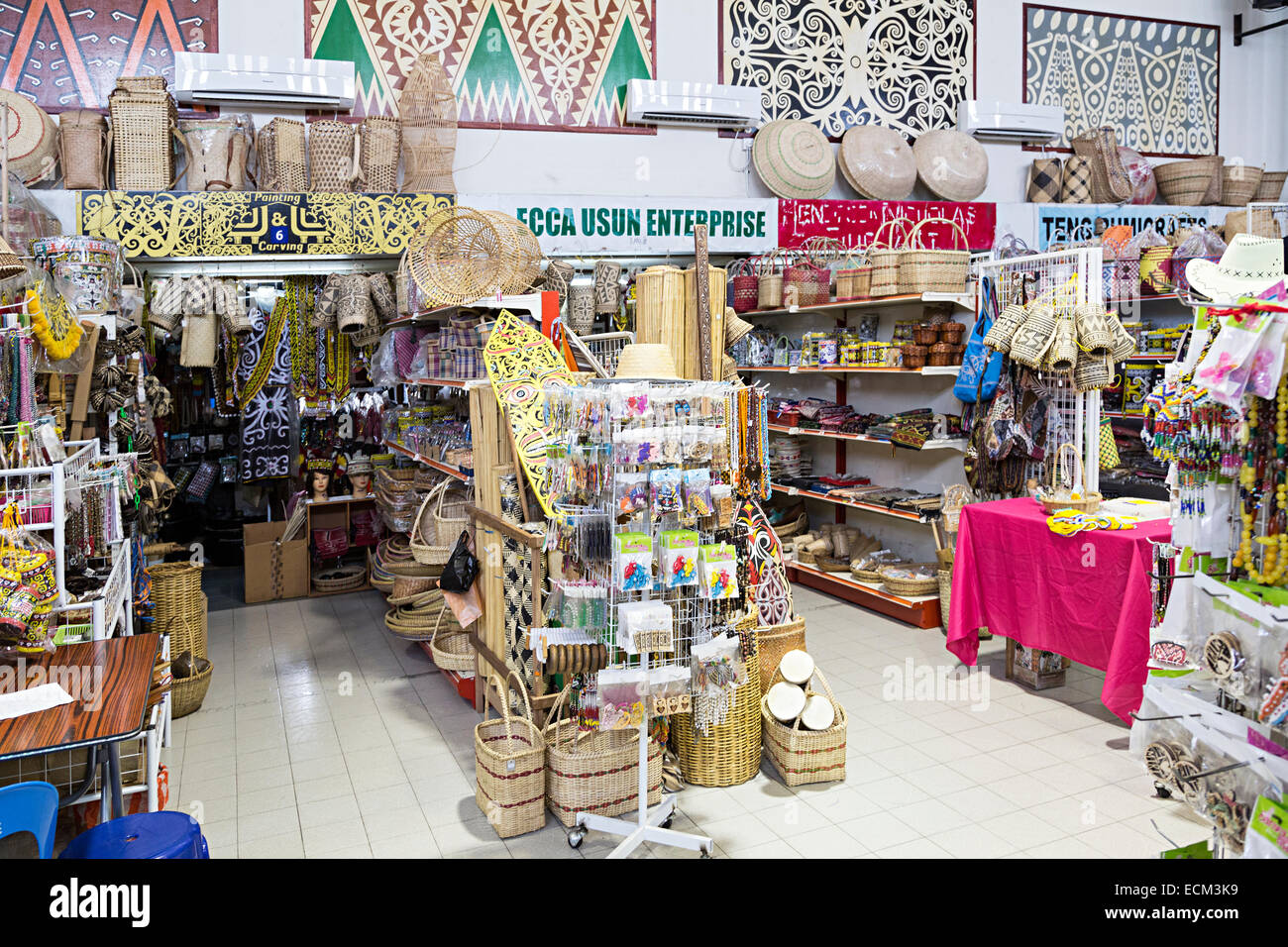 Artigiani locali di merce in vendita nel mercato coperto emporium, Miri, Malaysia Foto Stock
