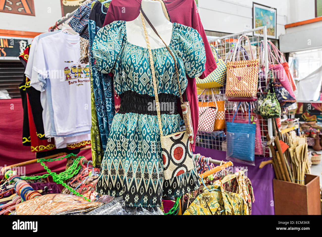 Vestiti in vendita nel locale mercato interno shop, Miri, Malaysia Foto Stock