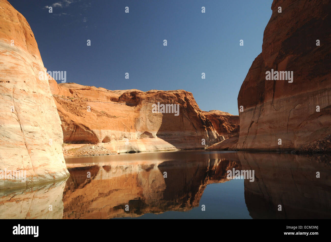 Le enormi pareti di pietra arenaria che racchiude il lago Powell in Utah e Arizona desert potenziata da un basso sole autunnale. Foto Stock