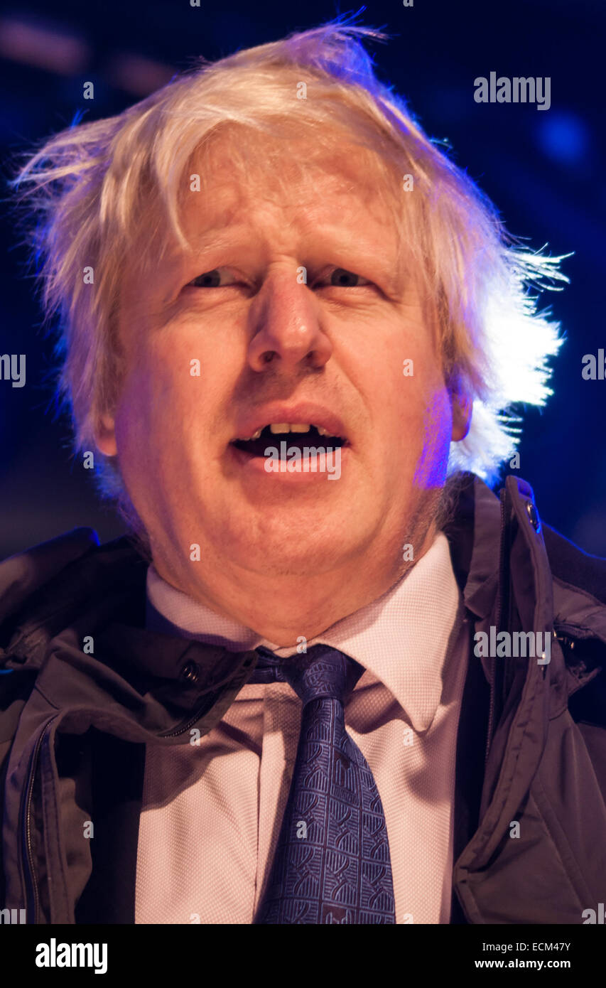 Trafalgar Square, Londra, 16 dicembre 2014. Londra comunità ebraica Chanukah celebra nella piazza che segna l'inizio del festival ebraico di luci. La manifestazione annuale è presentata dal Jewish Leadership Council, Londra Forum ebraico e Chabad ed è supportata dal sindaco di Londra. Nella foto: il sindaco di Londra Boris Johnson saluta la folla. Credito: Paolo Davey/Alamy Live News Foto Stock