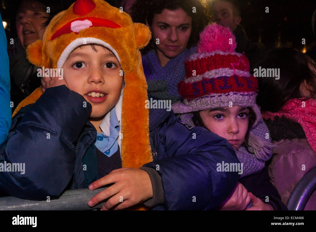 Trafalgar Square, Londra, 16 dicembre 2014. Londra comunità ebraica Chanukah celebra nella piazza che segna l'inizio del festival ebraico di luci. La manifestazione annuale è presentata dal Jewish Leadership Council, Londra Forum ebraico e Chabad ed è supportata dal sindaco di Londra. Nella foto: Bambini guardare la performance sul palco. Credito: Paolo Davey/Alamy Live News Foto Stock