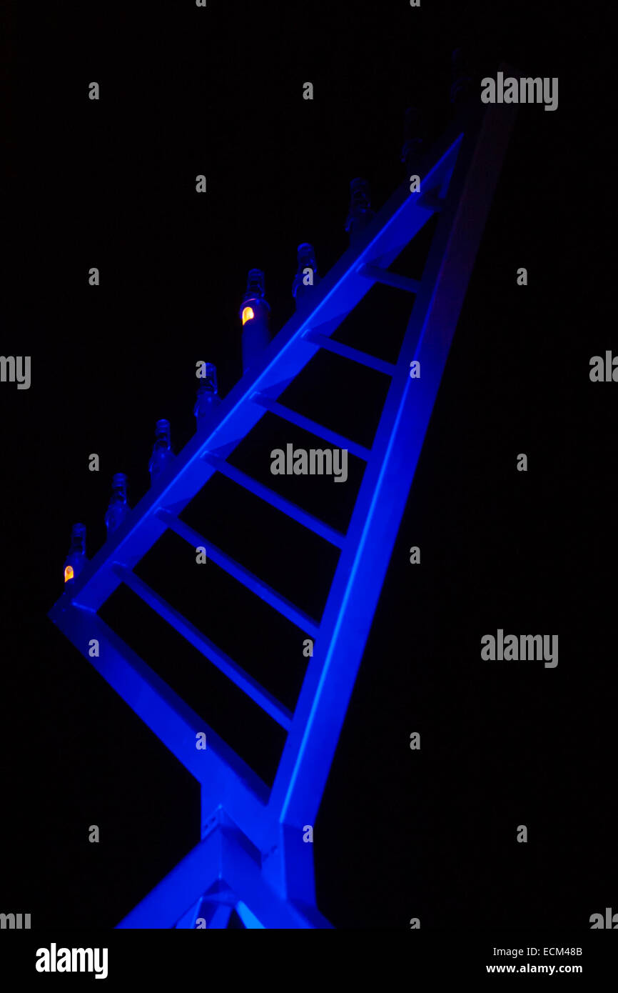 Trafalgar Square, Londra, 16 dicembre 2014. Londra comunità ebraica Chanukah celebra nella piazza che segna l'inizio del festival ebraico di luci. La manifestazione annuale è presentata dal Jewish Leadership Council, Londra Forum ebraico e Chabad ed è supportata dal sindaco di Londra. Nella foto: La Menorah è illuminato. Credito: Paolo Davey/Alamy Live News Foto Stock