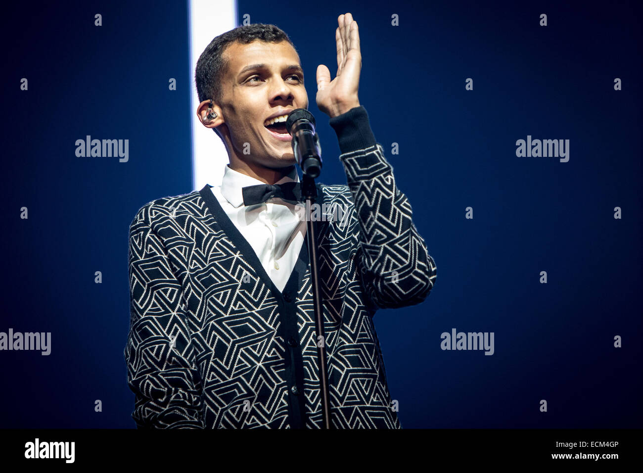 Assago Milano Italia. Il 15 dicembre 2014. Il belga il cantautore Paul Van Haver conosciuto più meglio dal suo nome di fase STROMAE esegue live al Mediolanum Forum Credito: Rodolfo Sassano/Alamy Live News Foto Stock