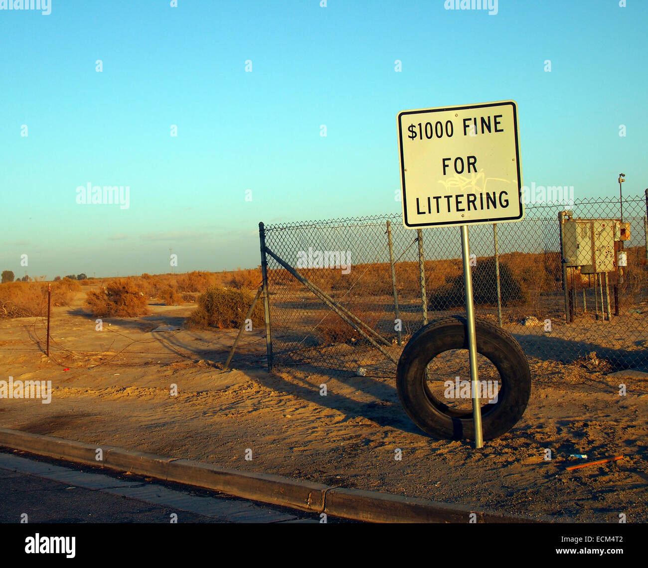 $1000 ammenda per il littering segno, San Joaquin Valley, California Foto Stock