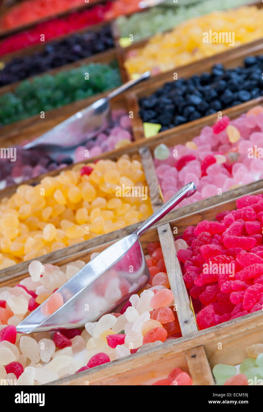 Close-up di immagine colorata gelatine su una strada del mercato di stand. Messa a fuoco selettiva sul bilanciere. Foto Stock