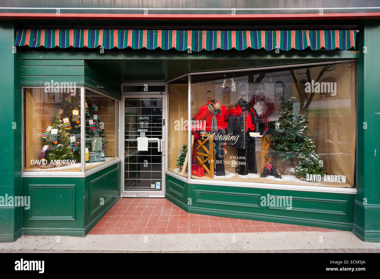 Un vecchio negozio di abbigliamento (David Andrew), storefront nel centro cittadino di Brampton, Ontario, Canada. Foto Stock