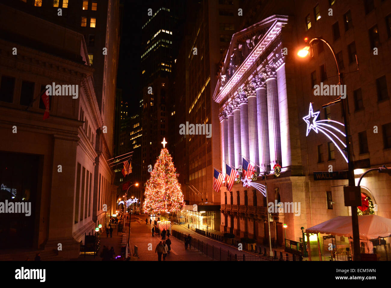 Albero di Natale di fronte al New York Stock Exchange di Lower Manhattan. Foto Stock