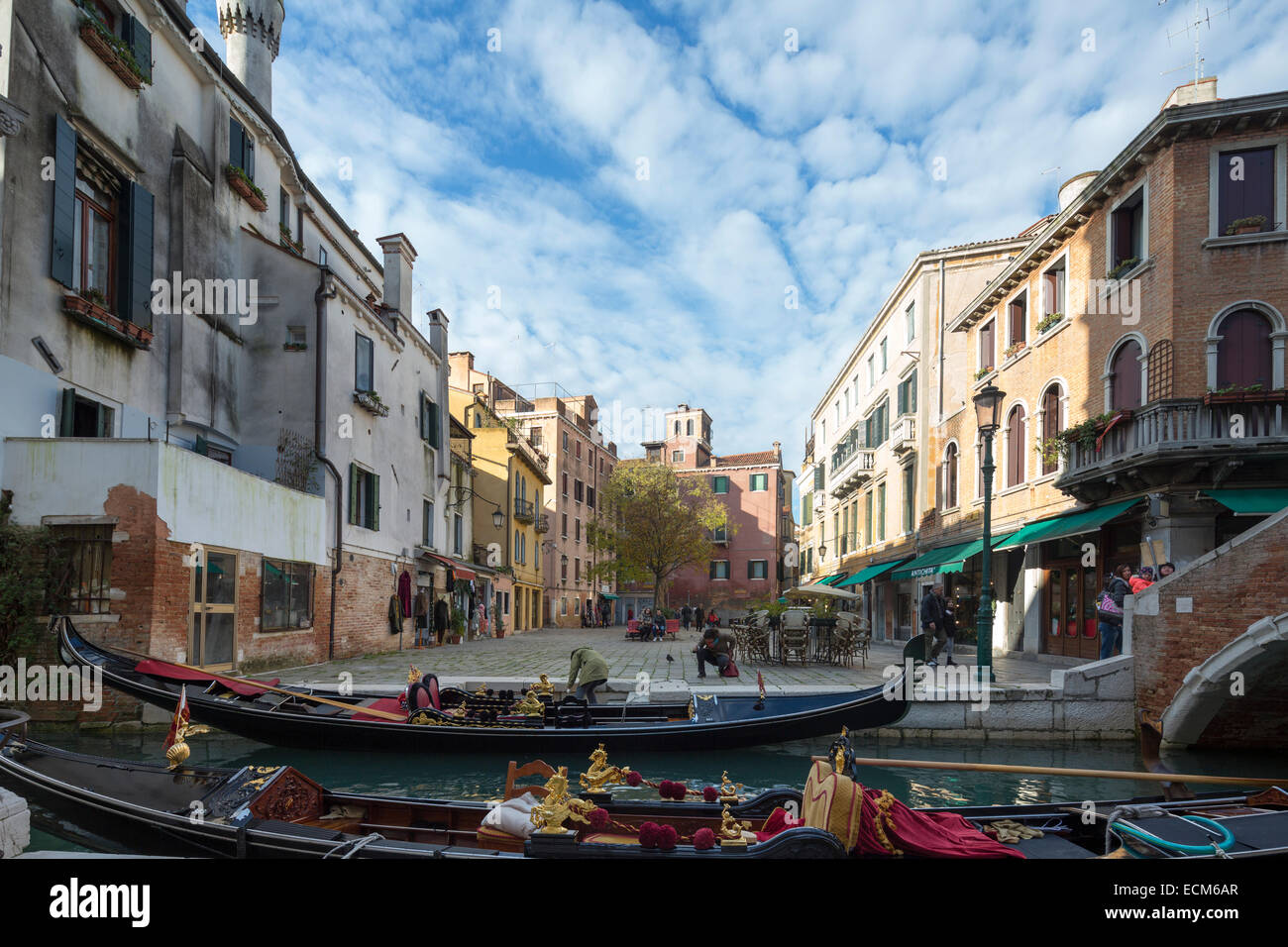 Turista che posano per una foto su goldola, Venezia, Italia Foto Stock