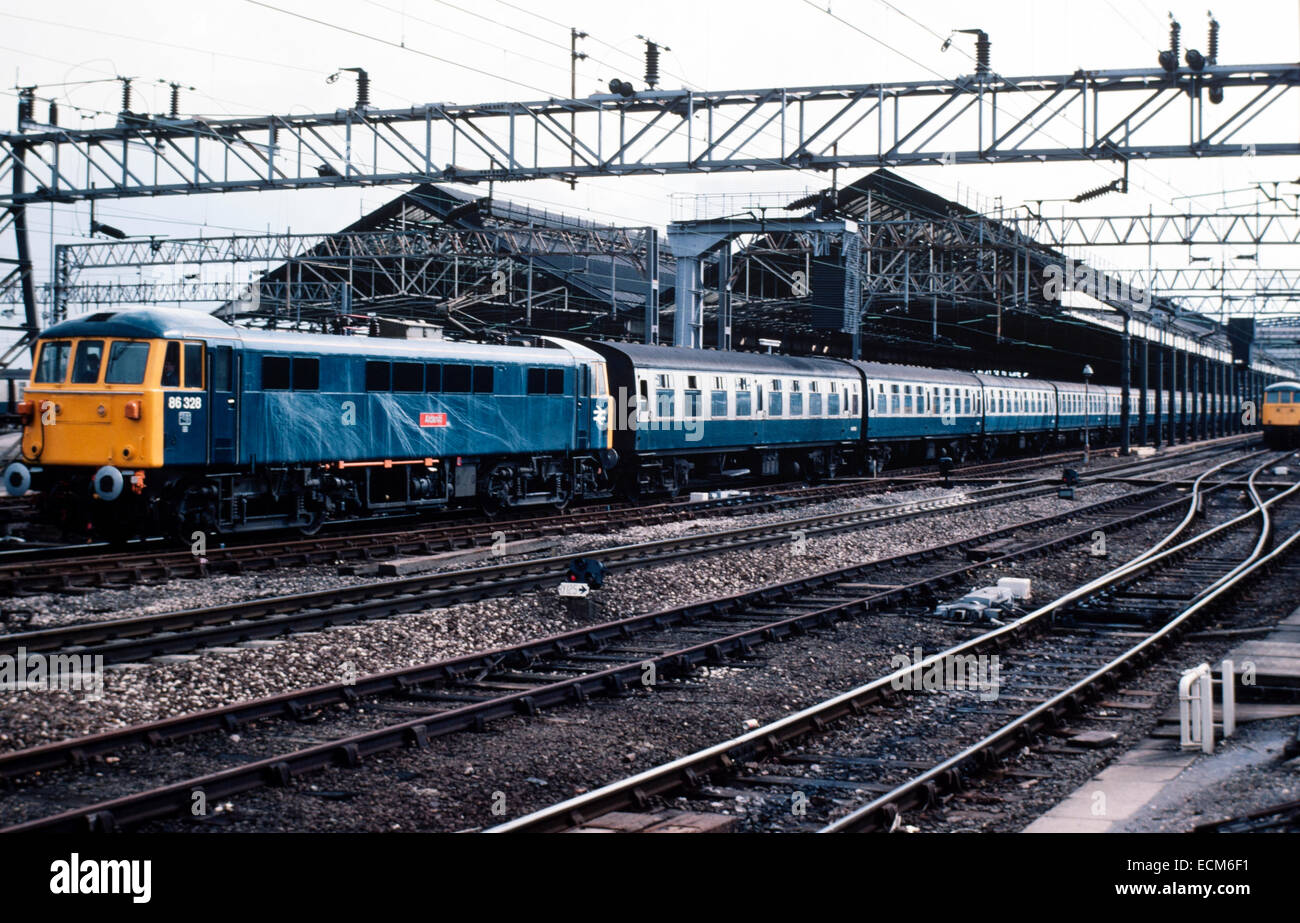 locomotiva elettrica britannica 86328 aldaniti alla stazione di rugby inghilterra regno unito durante gli anni '1980s Foto Stock