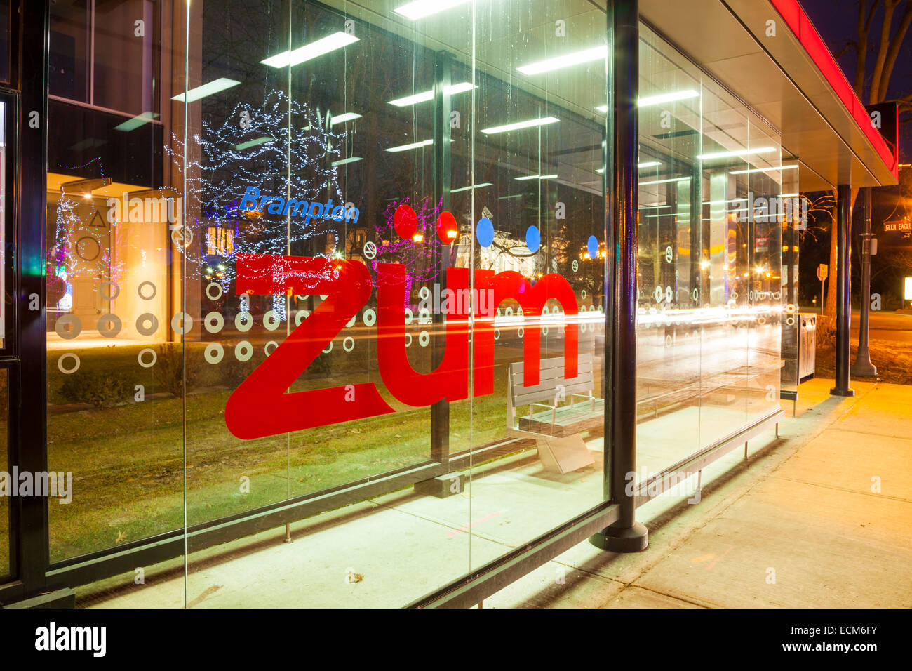 Il Züm rapid transit logo con le luci del Natale si riflette nel vetro. Downtown Brampton, Ontario, Canada. Foto Stock