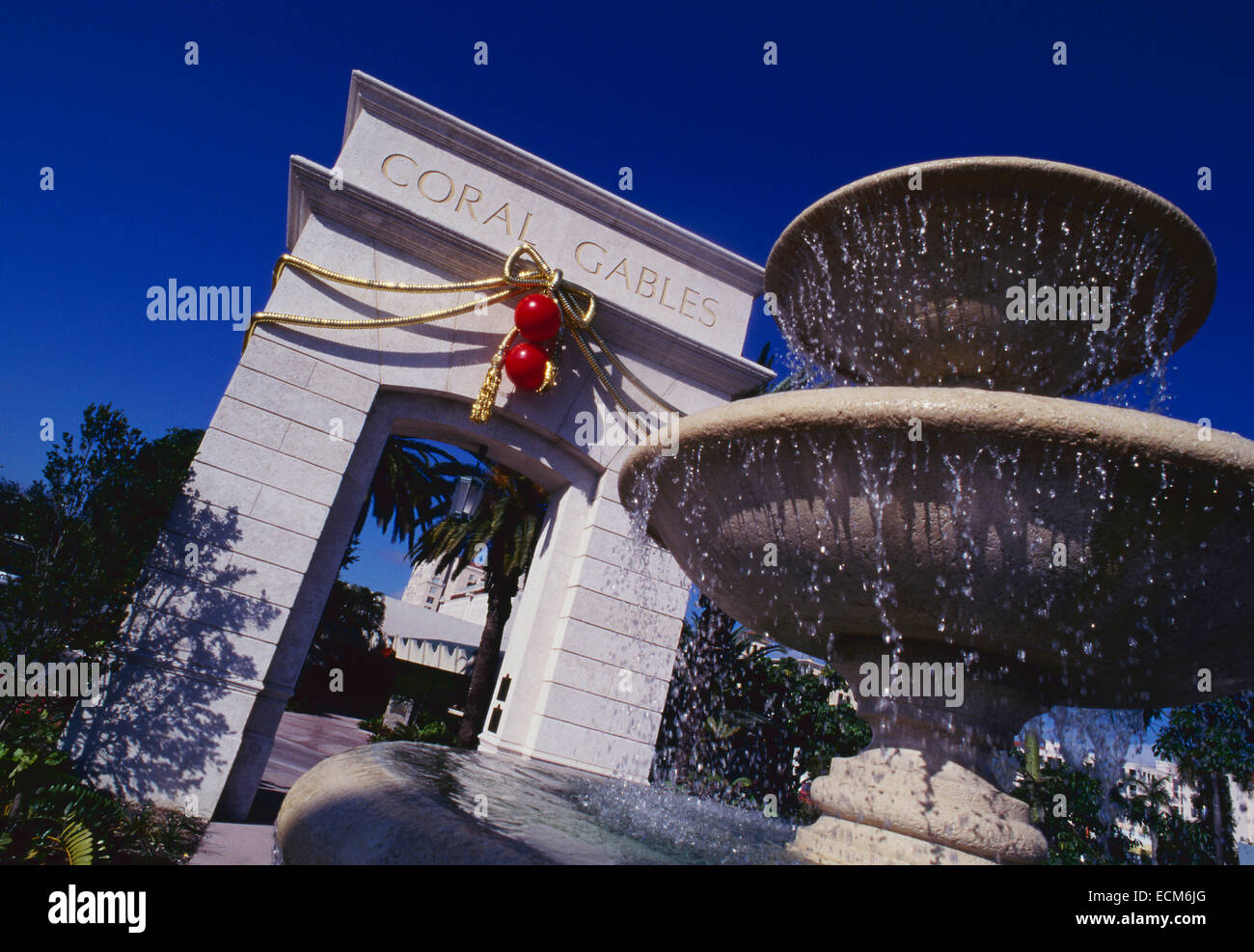 Holiday le decorazioni su 'miracolo Mile' arco in Coral Gables, Florida. La strada è un alto fine zona commerciale vicino a Miami Foto Stock