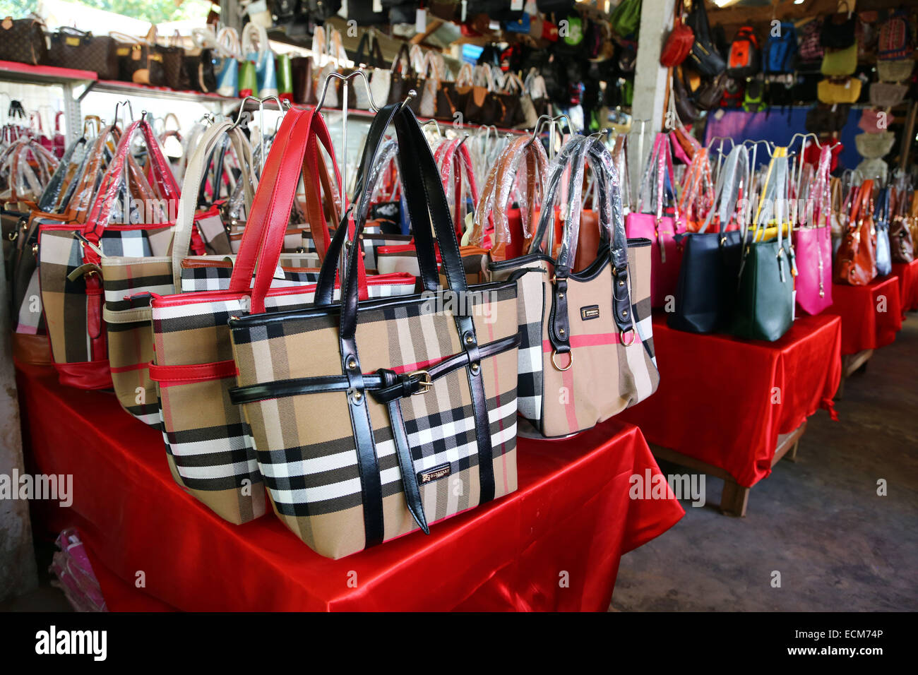 Borsa firmata falsa immagini e fotografie stock ad alta risoluzione - Alamy