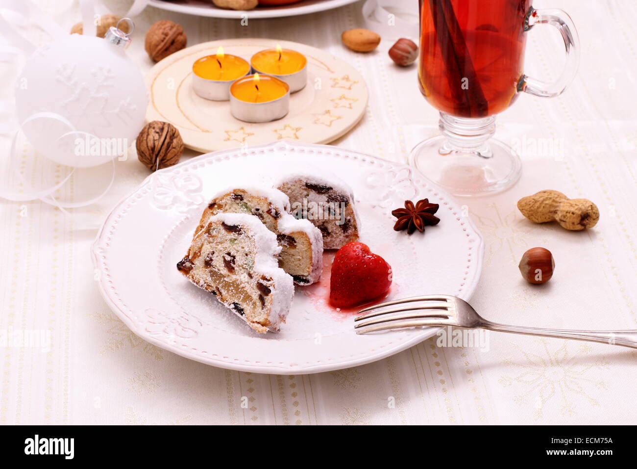 Il Natale lo Stollen torta con vin brulé, orizzontale Foto Stock