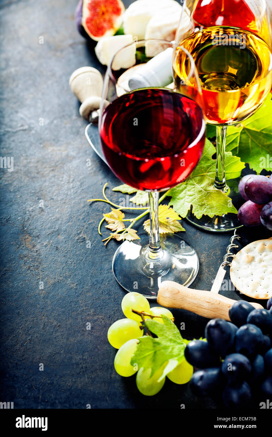 Sfondo di cibo con il vino, formaggio e uva. Foto Stock