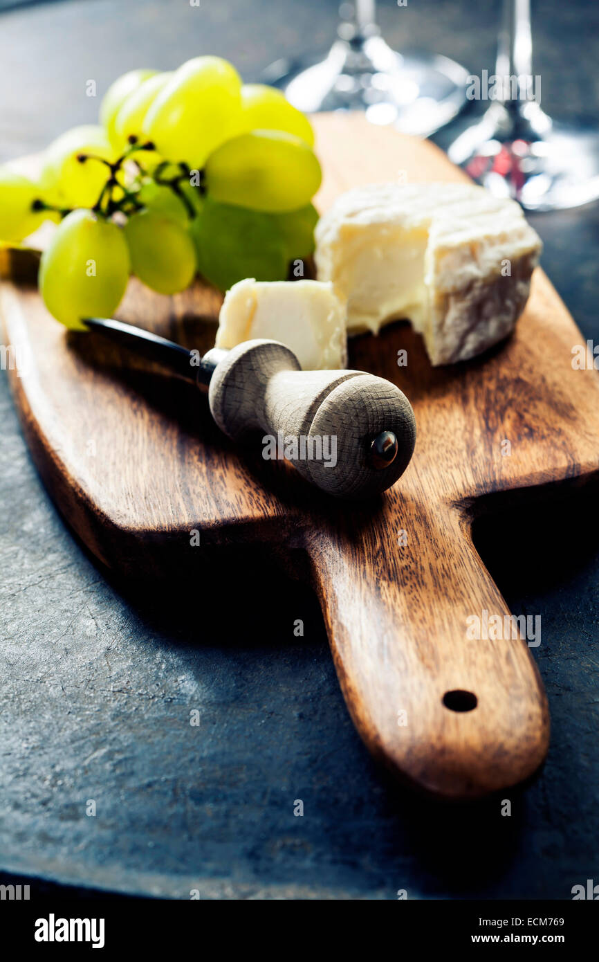Sfondo di cibo con il vino, formaggio e uva. Foto Stock