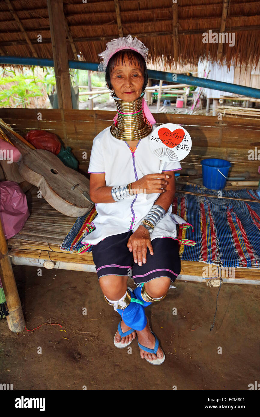 La giraffa le donne indossano anelli di ottone sul loro collo a lungo a collo alto villaggio Karen nella provincia di Chiang Rai in Thailandia Foto Stock