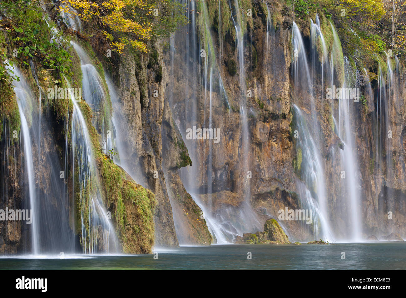 Cascate sul lago Galovac in autunno, il Parco Nazionale dei Laghi di Plitvice Foto Stock