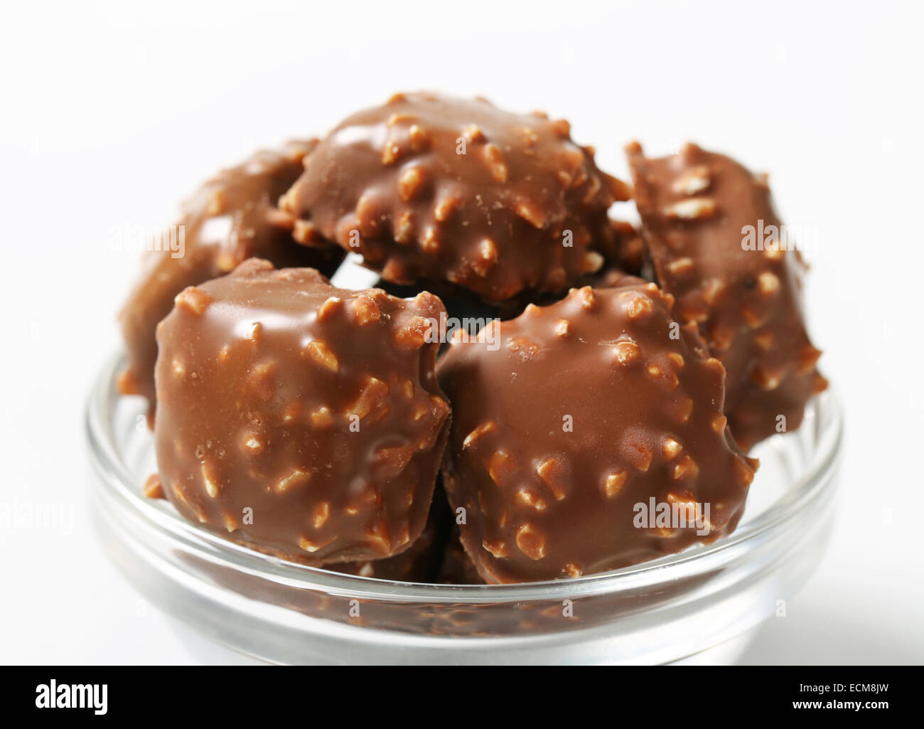 Praline di cioccolato con noci tritate Foto Stock