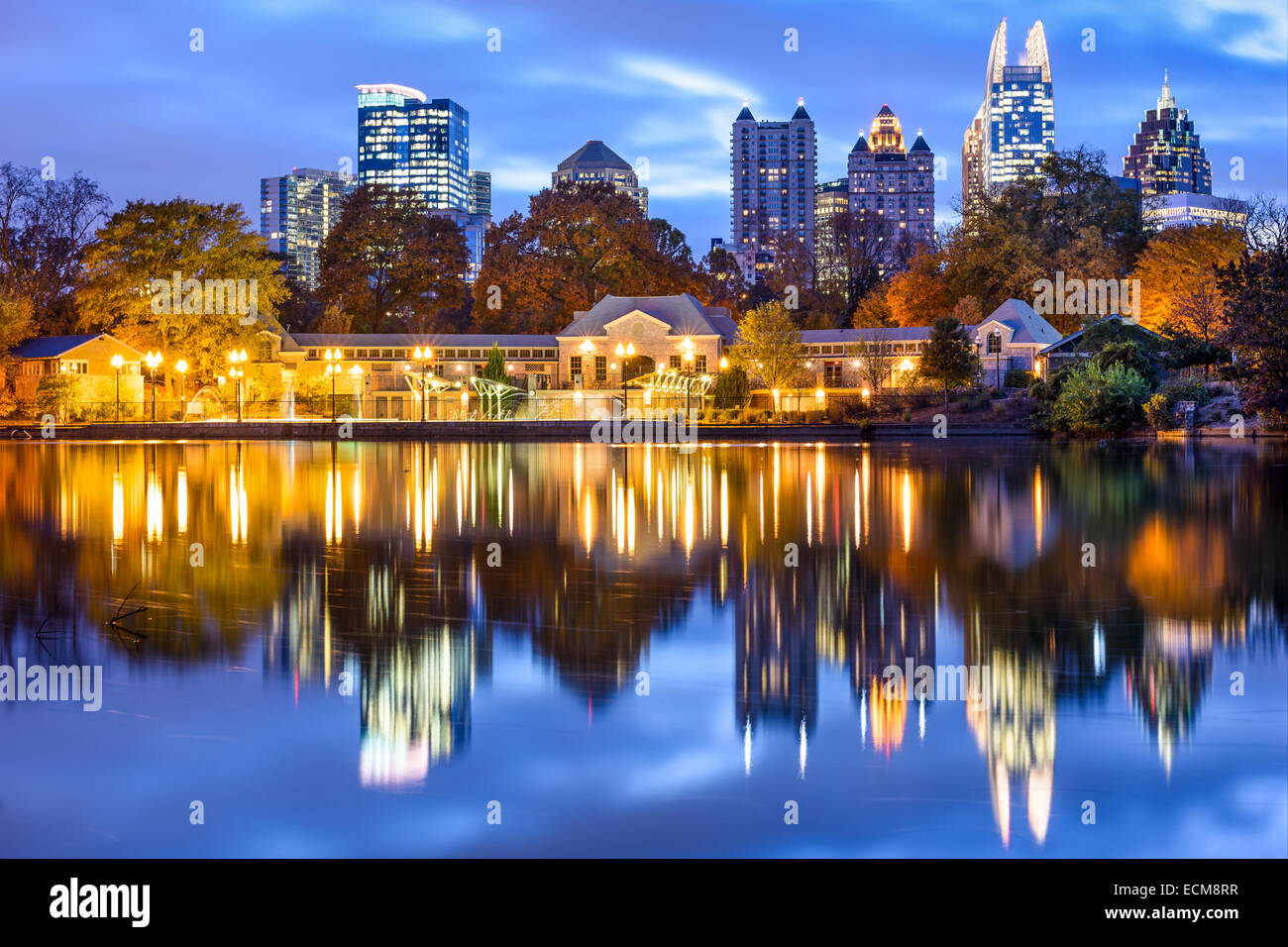 Atlanta, Georgia, Stati Uniti d'America downtown skyline della città al parco piemontese del Lago Meer. Foto Stock