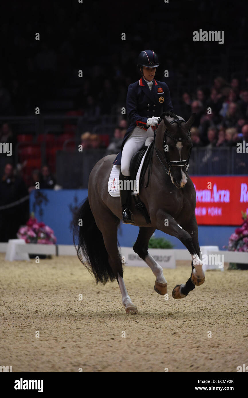 Londra, Regno Unito. Xvii Dec, 2014. Olympia London cavallo Show-Reem Acra FEI World Cup dressage gamba grand prix. Vincitore Charlotte Dujardin FEI world cup dressage con Valegro Credito: Azione Sport Plus/Alamy Live News Foto Stock