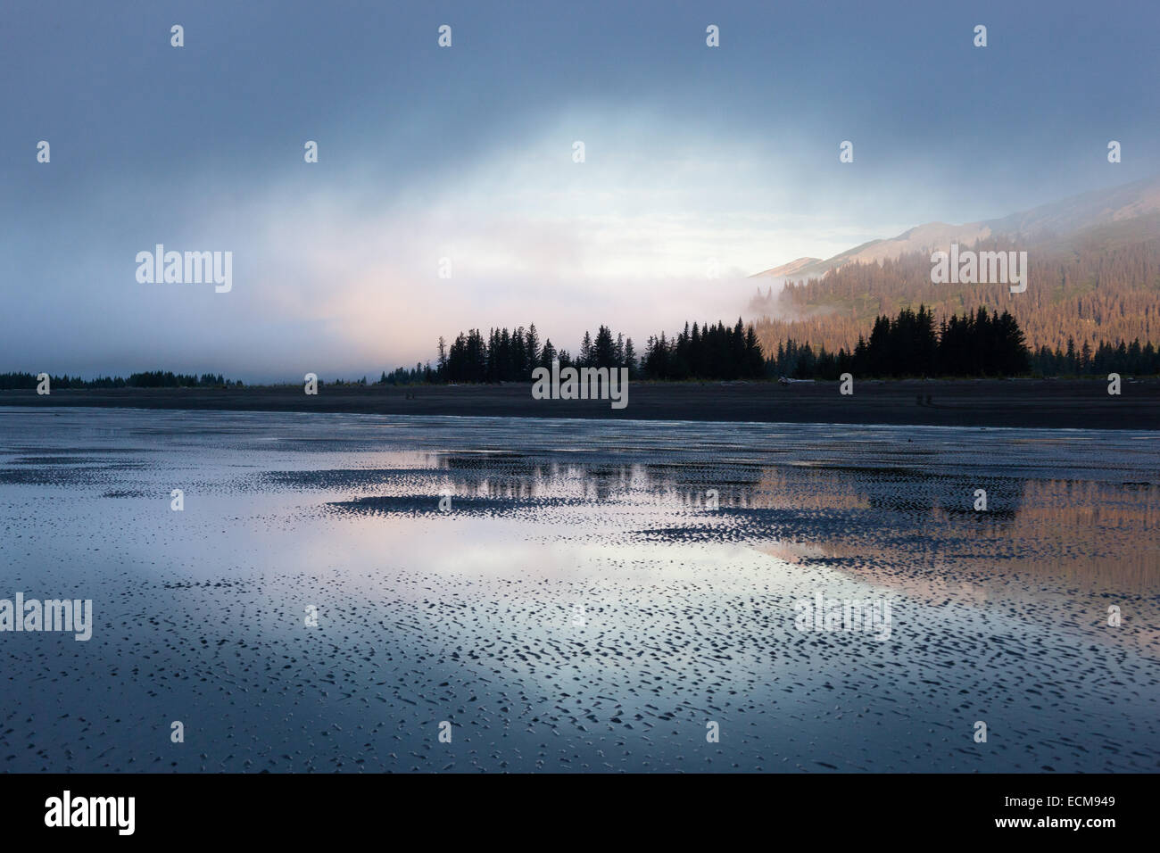 La bassa marea lungo la spiaggia presso il Parco Nazionale del Lago Clark crea un pool riflettente per la luce del mattino sulle montagne Foto Stock