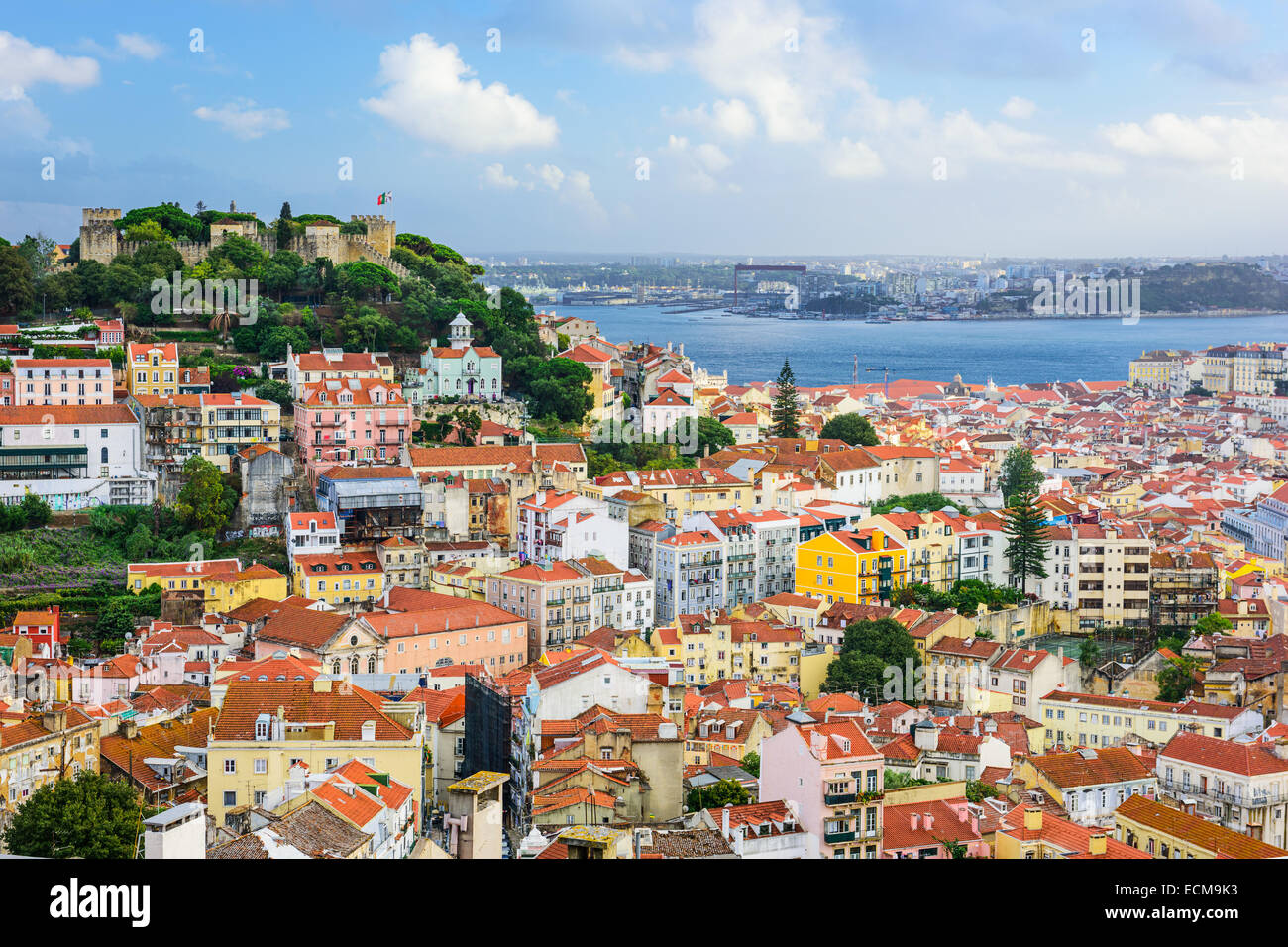 Lisbona, Portogallo skyline al castello Sao Jorge nel giorno. Foto Stock