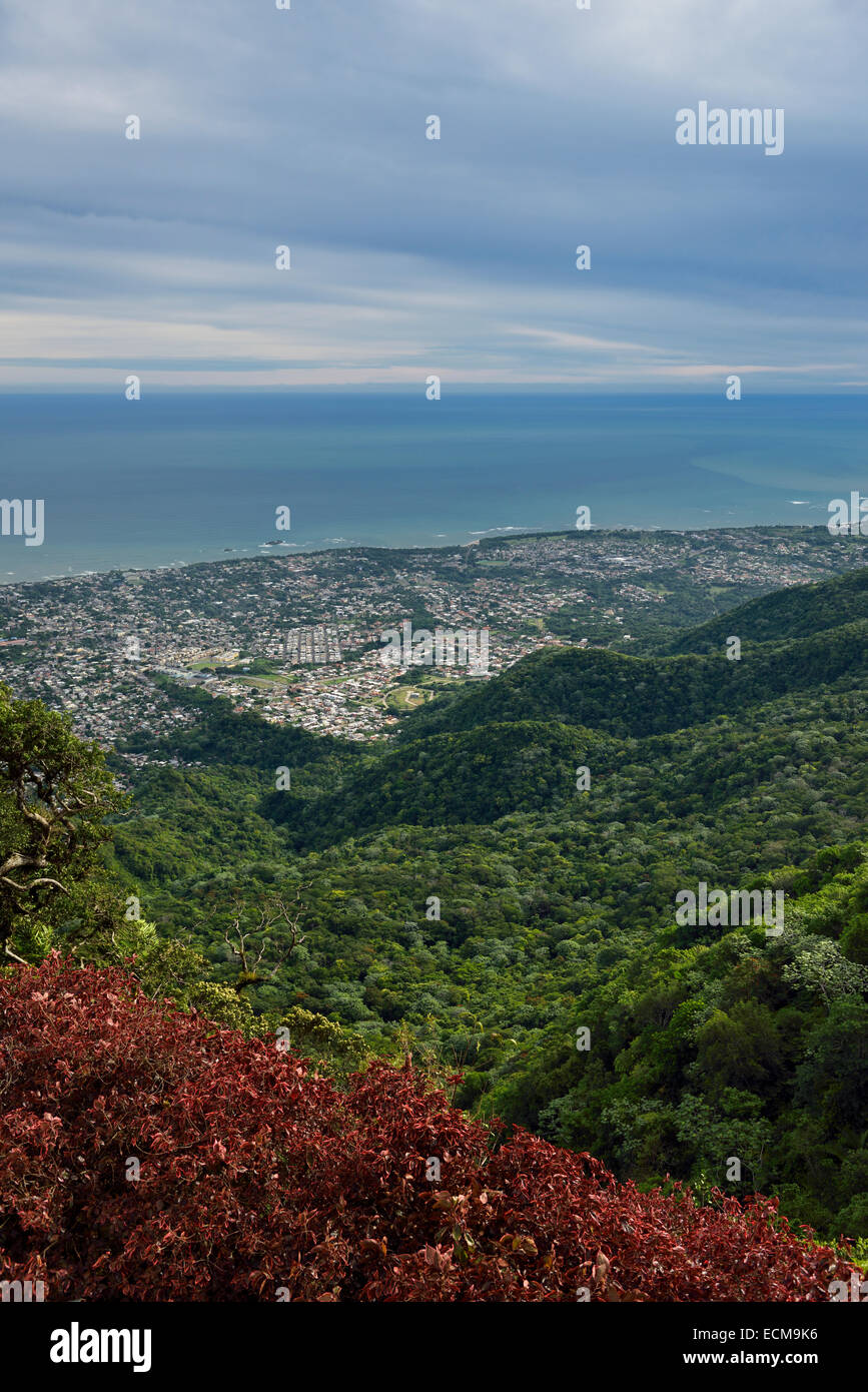 Vista aerea a nord dal Monte Isabel de Torres montagna di Puerto Plata e l'Oceano Atlantico Repubblica Dominicana Foto Stock