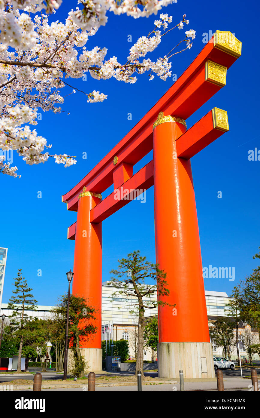 Kyoto, Giappone presso il Santuario Heian torii cancello durante la stagione primaverile. Foto Stock