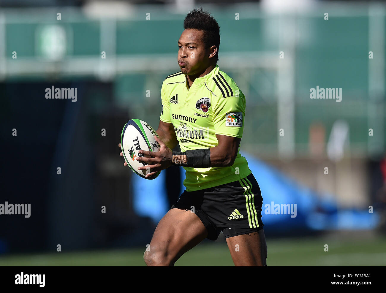 Chichibunomiya Rugby Stadium, Tokyo, Giappone. Xiii Dec, 2014. Kotaro Matsushima (Sungoliath), 13 dicembre 2014 - Rugby : Kotaro Matsushima di Sungoliath corre con la palla durante il Giappone Top Rugby League 2014-2015 match tra Suntory Sungoliath 32-16 Toshiba Brave Lupus a Chichibunomiya Rugby Stadium, Tokyo, Giappone. © AFLO/Alamy Live News Foto Stock