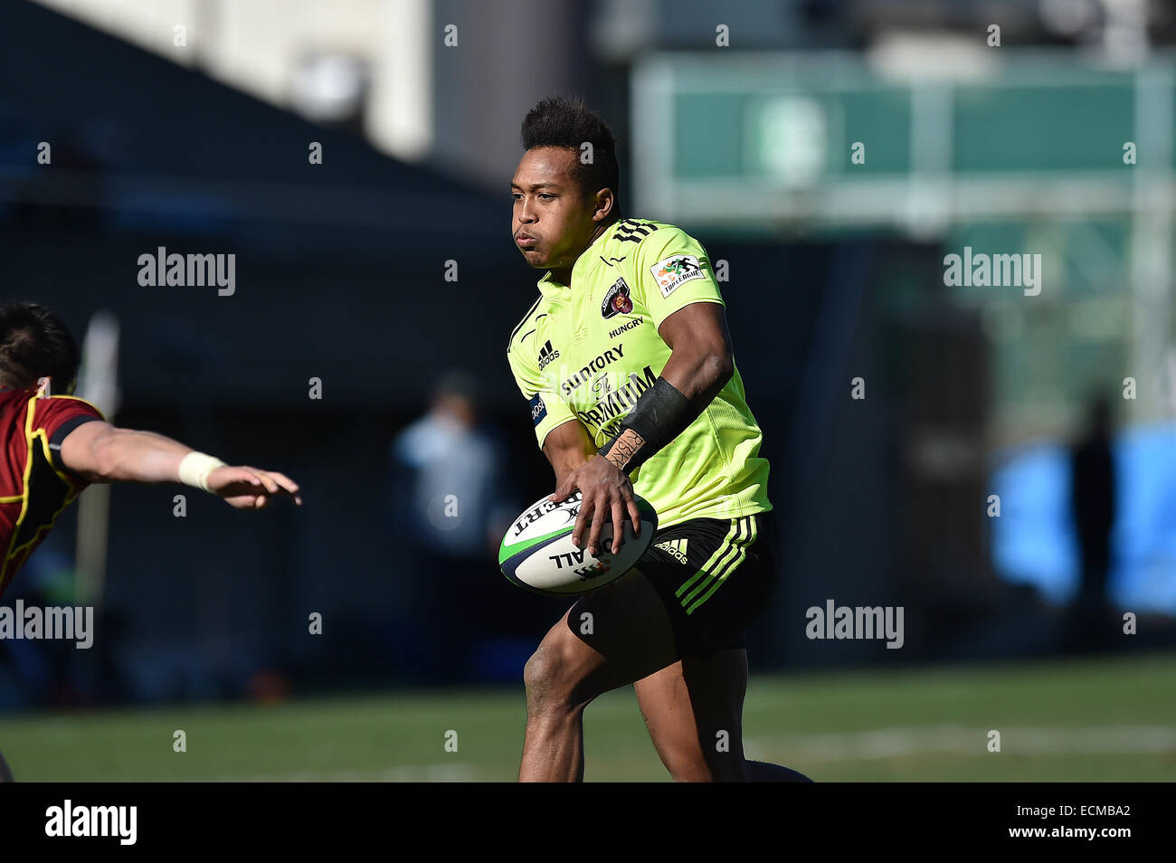 Chichibunomiya Rugby Stadium, Tokyo, Giappone. Xiii Dec, 2014. Kotaro Matsushima (Sungoliath), 13 dicembre 2014 - Rugby : Kotaro Matsushima di Sungoliath passa con la palla durante il Giappone Top Rugby League 2014-2015 match tra Suntory Sungoliath 32-16 Toshiba Brave Lupus a Chichibunomiya Rugby Stadium, Tokyo, Giappone. © AFLO/Alamy Live News Foto Stock