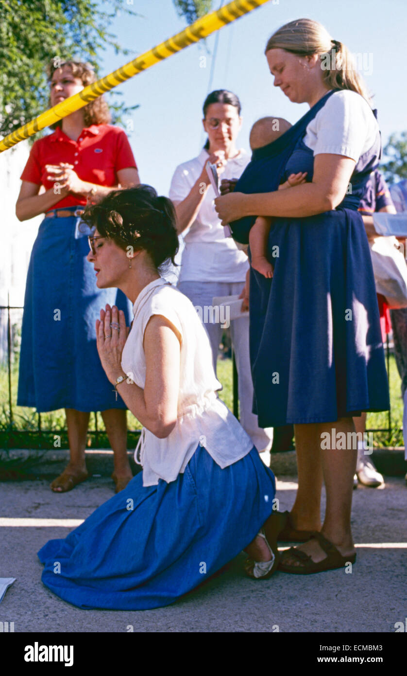 Pro Vita dimostranti pregare al di fuori di una Midtown Atlanta Donna salute clinica che fornisce l aborto counseling e procedure. Foto Stock