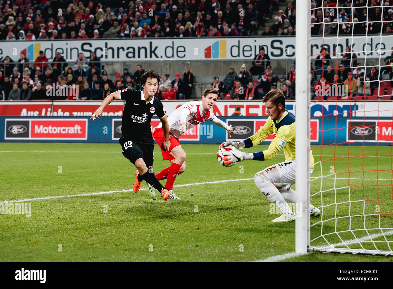 Colonia, Germania. Xvi Dec, 2014. Shinji Okazaki (Magonza) Calcio/Calcetto : Shinji Okazaki di Magonza durante la Bundesliga tedesca match tra 1. FC Koln e 1. FSV Mainz 05 al RheinEnergieStadion a Colonia, in Germania . © AFLO/Alamy Live News Foto Stock