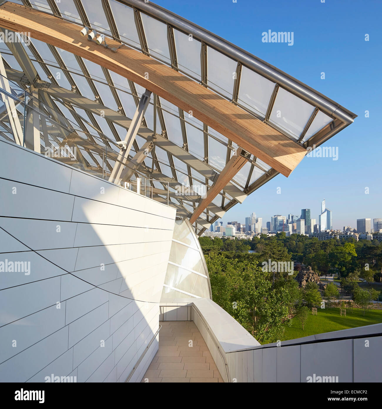 Fondation Louis Vuitton, Parigi, Francia. Architetto: Gehry Partners LLP, 2014. La terrazza superiore con vista al Bois de Boulogne e cit Foto Stock