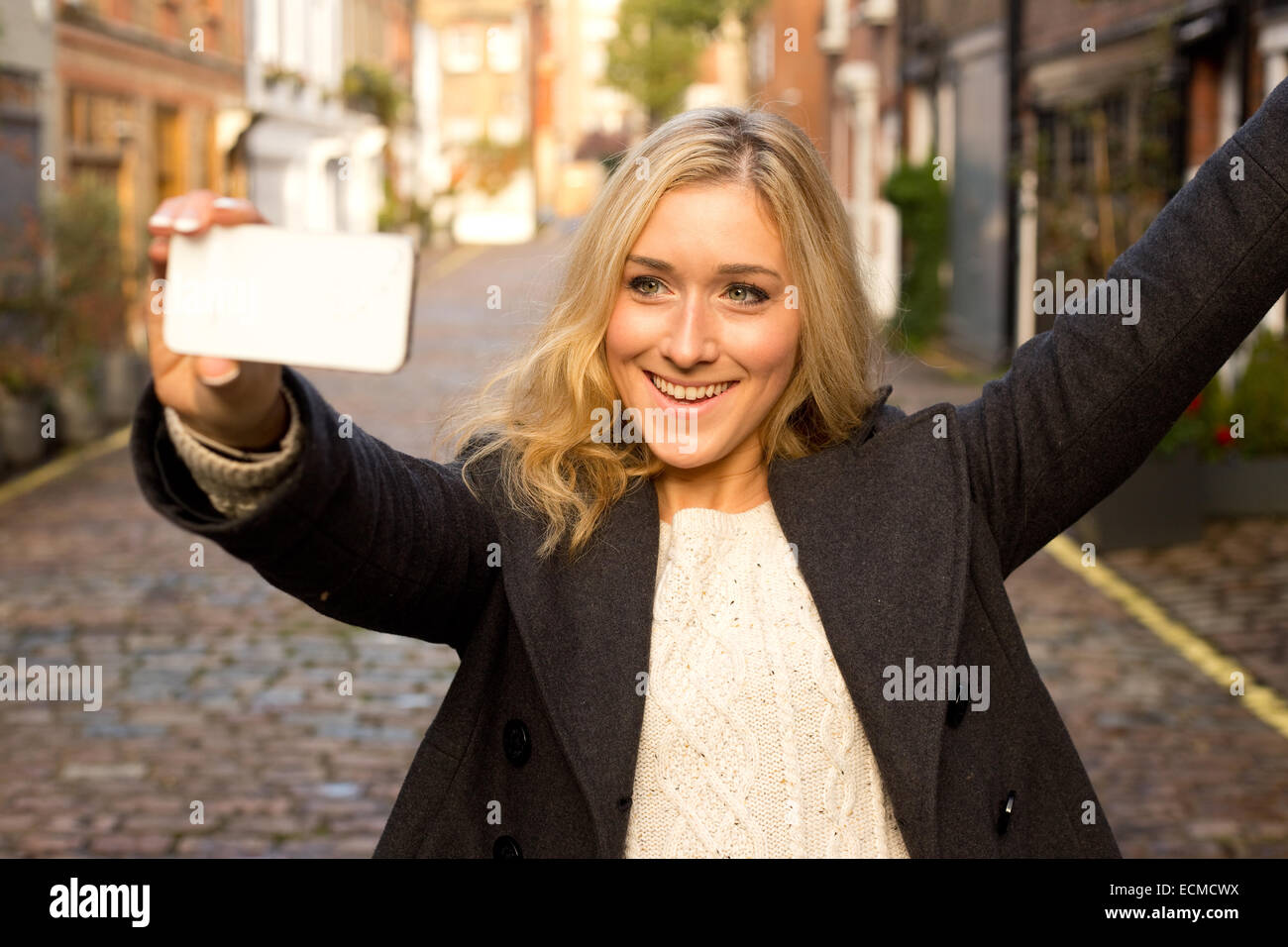 Giovane donna prendendo un selfie Foto Stock