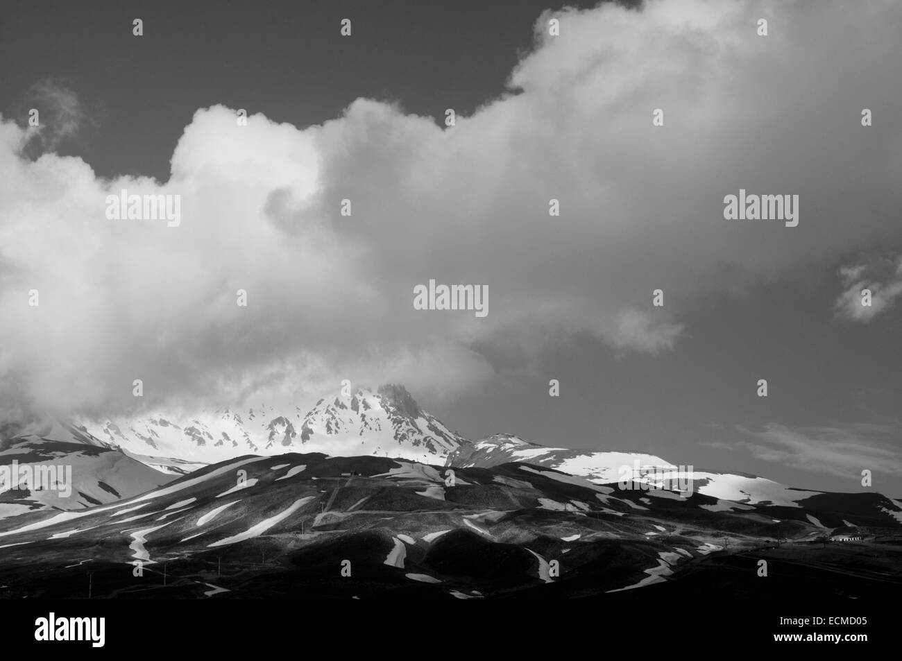 Rottura di nuvole sopra le piste dell'Erciyes Dagi un vulcano e ski resort in Turchia Foto Stock