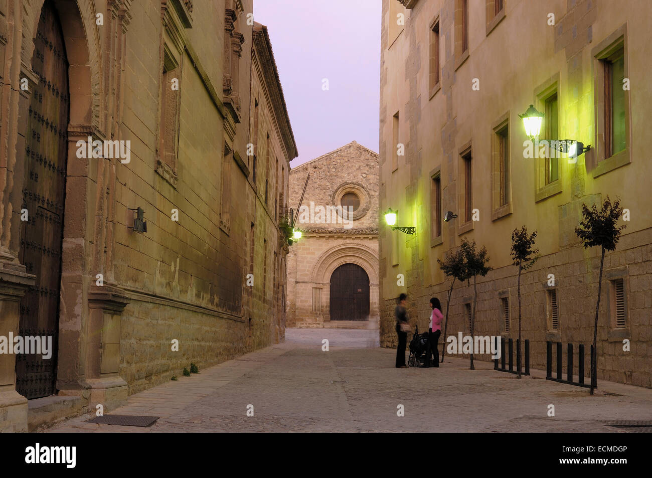 Strada del centro storico e la chiesa romanica di Santa Cruz sul retro, Baeza, Provincia di Jaen, Andalusia, Spagna, Europa Foto Stock