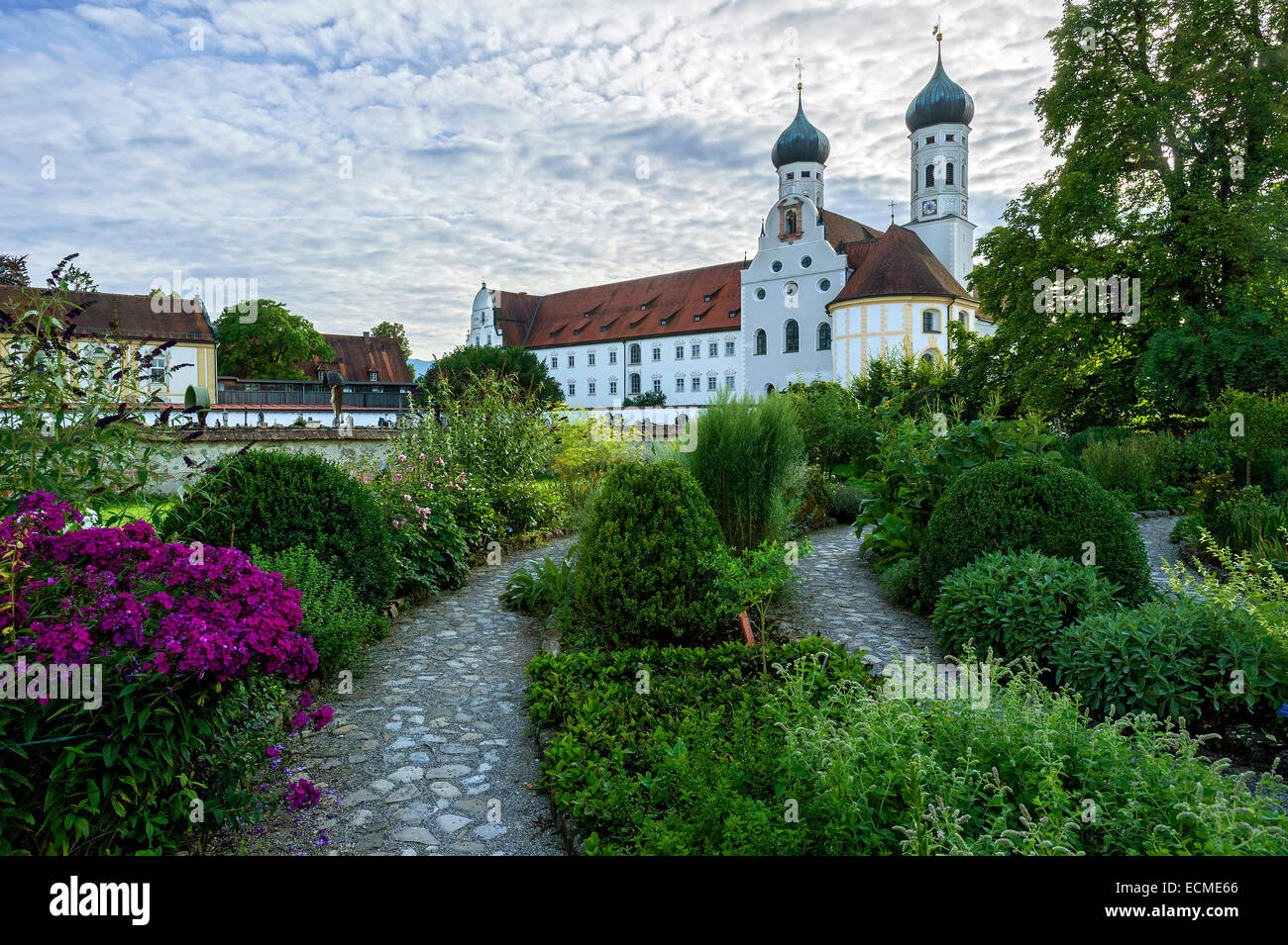 Giardino per la meditazione, Basilica di San Benedetto, Anastasia cappella del monastero benedettino di Benediktbeuern, Benediktbeuern Foto Stock