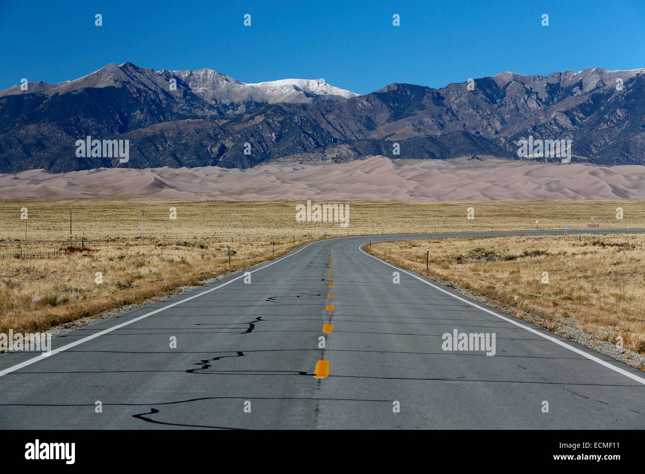 Strada per le grandi dune di sabbia del Parco Nazionale e preservare, Sangre de Cristo Mountains nella parte posteriore, Colorado, Stati Uniti Foto Stock