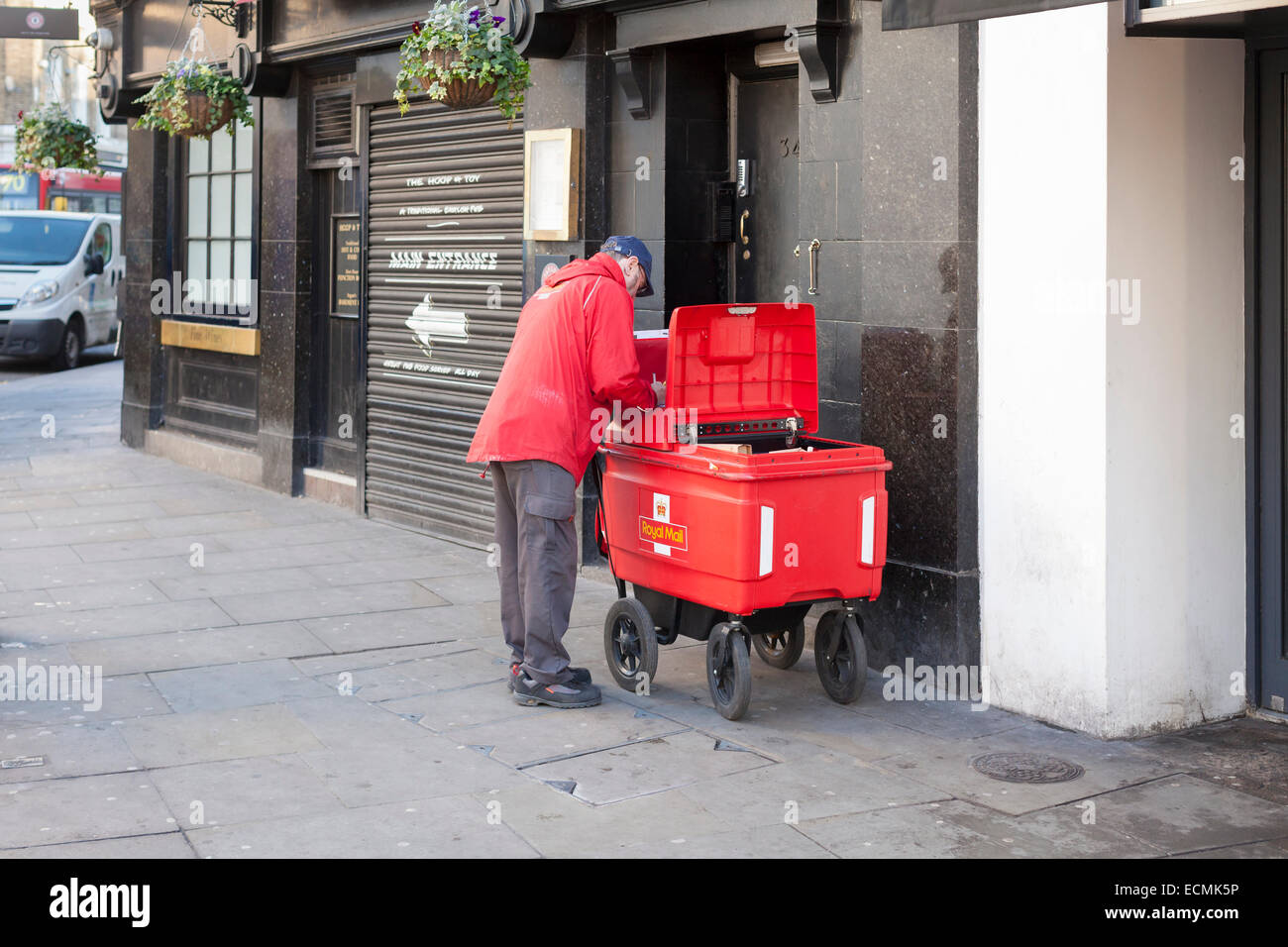 Un Royal Mail portalettere, Londra, Inghilterra Foto Stock