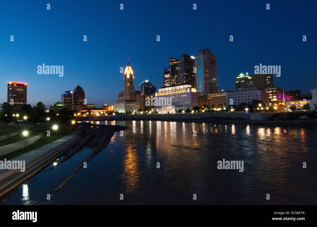 Columbus Ohio esposizione di notte da Scioto River skyline nel centro cittadino Foto Stock