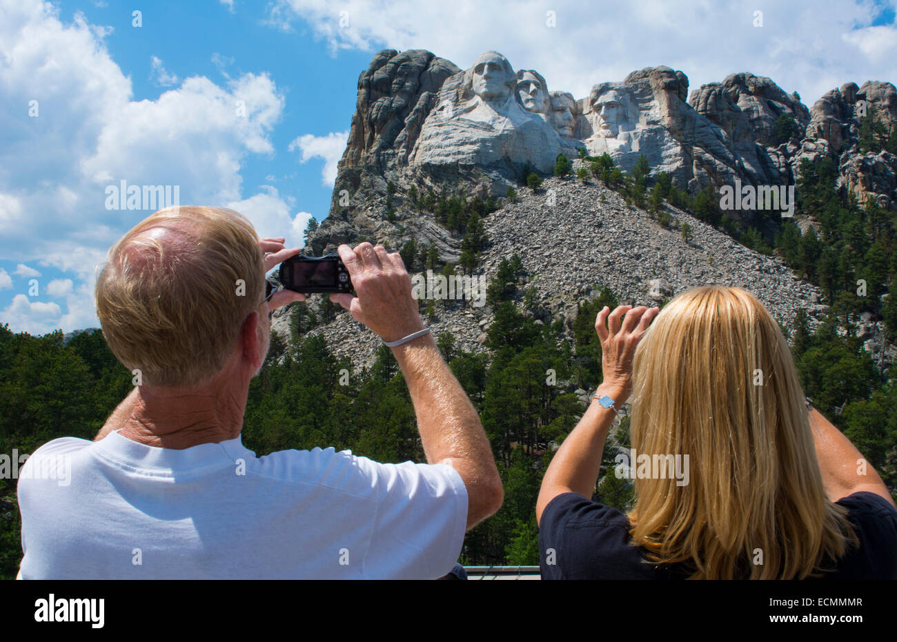 Il Monte Rushmore nel Sud Dakota Keystone National Memorial dei presidenti i turisti per scattare delle foto di pietra su pietra miliare di montagna attra Foto Stock