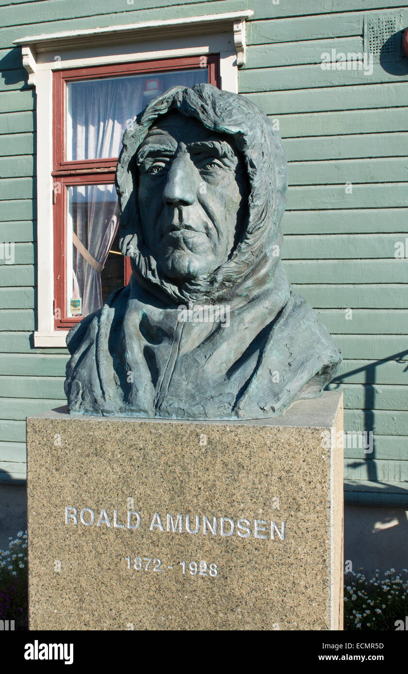 Tromso Norvegia crociera Hurtigruten Explorer Roald Amundsen statua al museo polare Foto Stock