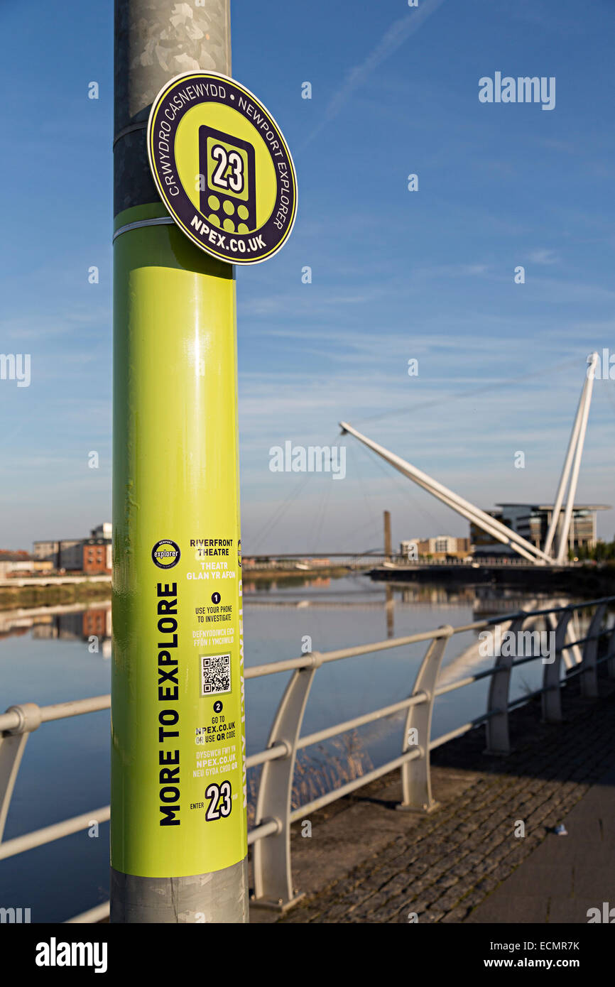 Newport Explorer segno e QR code sul lampione, newport gwent, Wales, Regno Unito Foto Stock