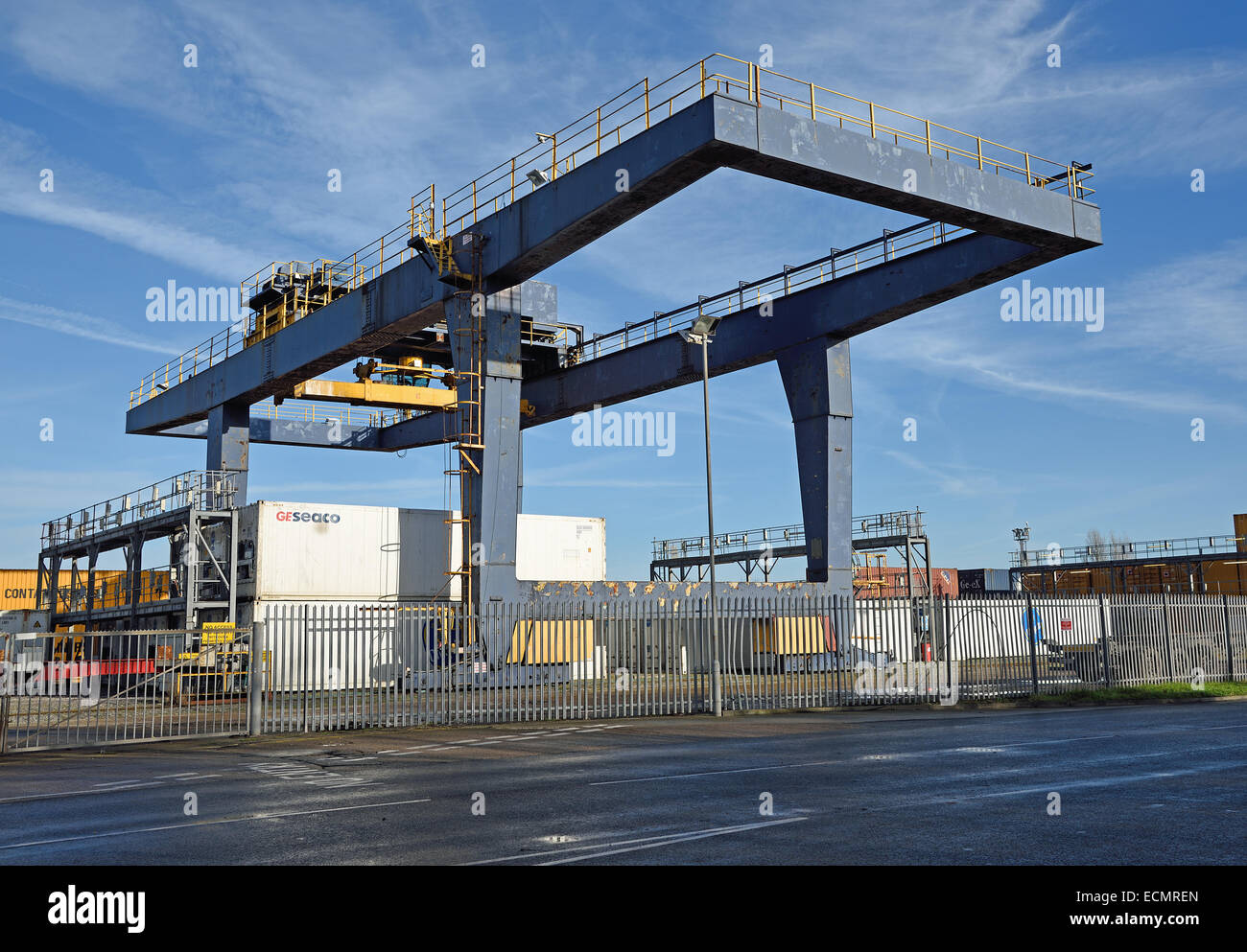 "Straddle Carrier che operano a porte di pelatura Medway, Sheerness Docks, Sheppey, Kent, Regno Unito Foto Stock
