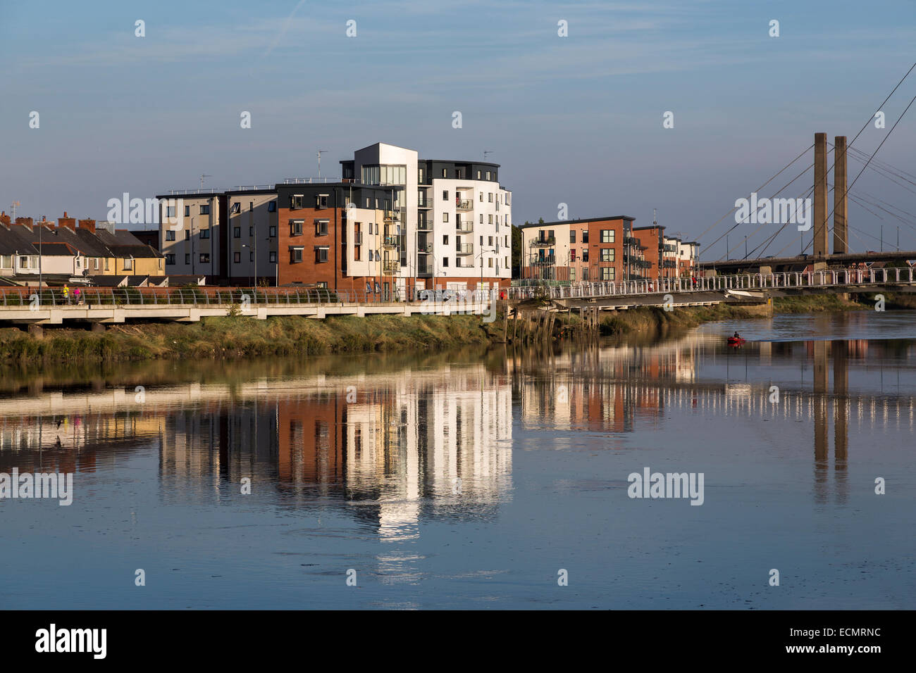 Moderni appartamenti sul fiume Usk anteriore, Newport, Wales, Regno Unito Foto Stock